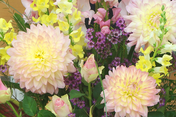 周年祝い花アレンジメント　季節の花　新宿花屋