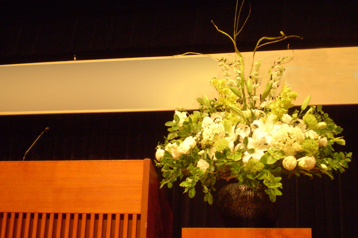 会場装花　講演会　壇上装花　つぼ花　新宿 フラワーショップアイビー