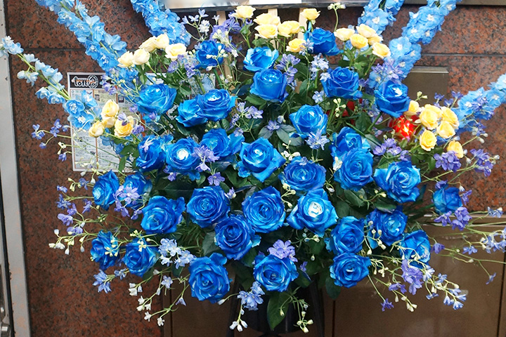 公演祝い青バラスタンド花 新宿 花屋 フラワーショップアイビー
