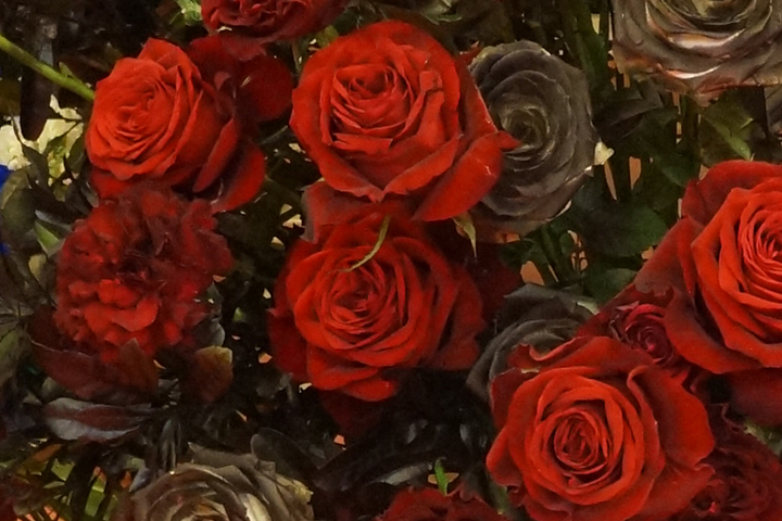 公演祝い赤バラ、黒バラスタンド花